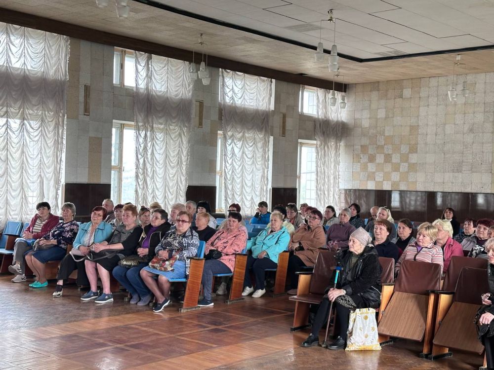 Денис Зубов: Встреча с населением. 16 мая в городском округе Иловайск состоялась встреча с населением представителей Единого регионального фонда по управлению многоквартирными домами, на встрече также присутствовали... Денис Зубов: Встреча с населением. 16 мая в городском округе Иловайск состоялась встреча с населением представителей Единого регионального фонда по управлению многоквартирными домами, на встрече также присутствовали...