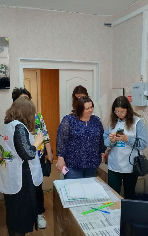 Волонтеры помогают гражданам принять участие в голосовании в рамках федерального проекта «Формирование комфортной городской среды» Волонтеры помогают гражданам принять участие в голосовании в рамках федерального проекта «Формирование комфортной городской среды»