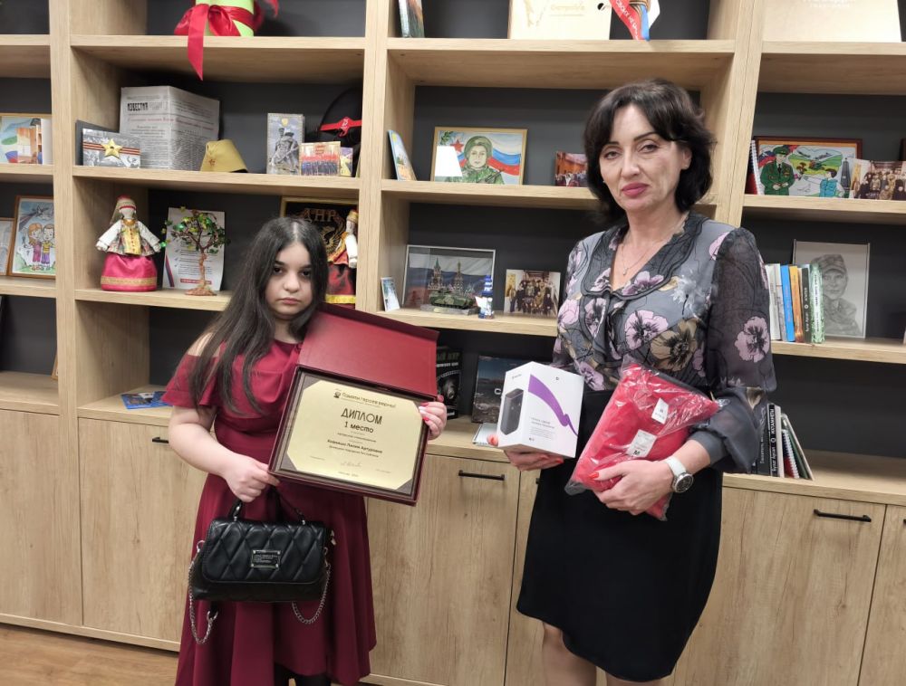 Александр Петрикин: Лилия Хнанишо, участница прошлогоднего Всероссийского конкурса творческих работ «Памяти героев верны!», своим вдохновенным стихотворением покорила жюри и заслуженно заняла 1 место в номинации «Авторское... Александр Петрикин: Лилия Хнанишо, участница прошлогоднего Всероссийского конкурса творческих работ «Памяти героев верны!», своим вдохновенным стихотворением покорила жюри и заслуженно заняла 1 место в номинации «Авторское...