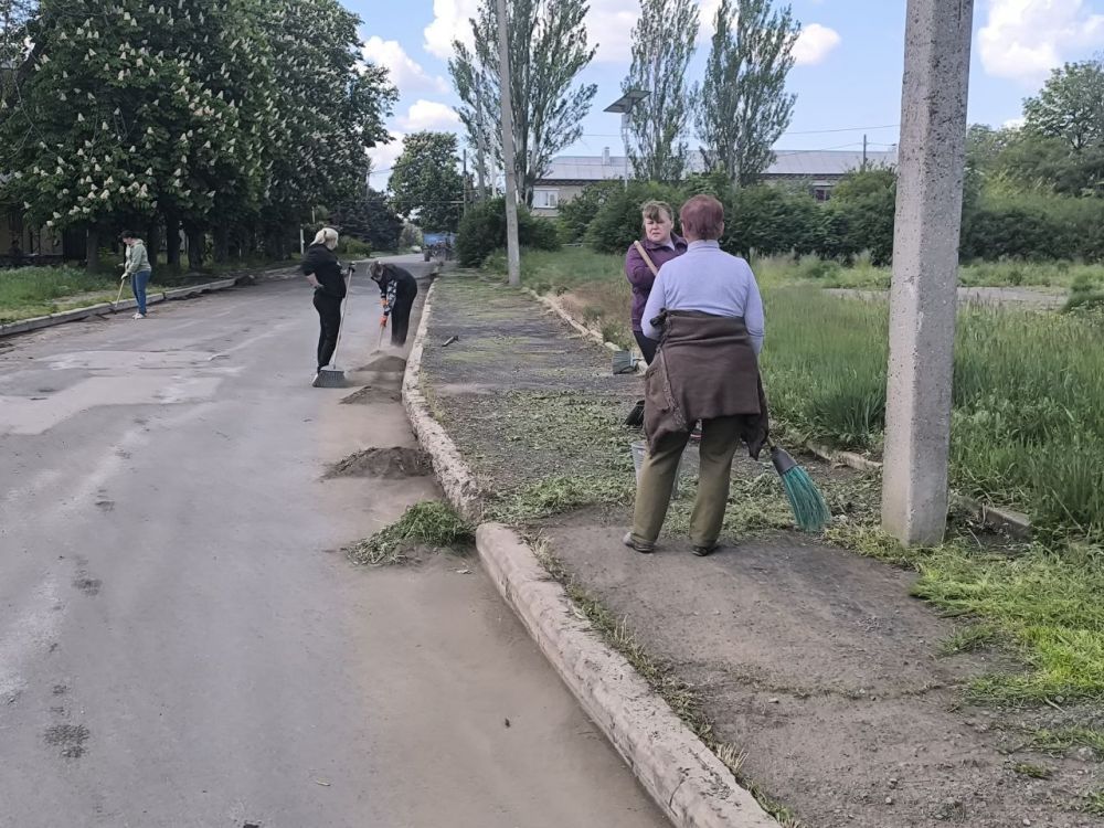 Сегодня,16 мая в посёлке Новолуганское состоялся субботник, в рамках проведения двухмесячника по благоустройству территорий городского округа Дебальцево Сегодня,16 мая в посёлке Новолуганское состоялся субботник, в рамках проведения двухмесячника по благоустройству территорий городского округа Дебальцево