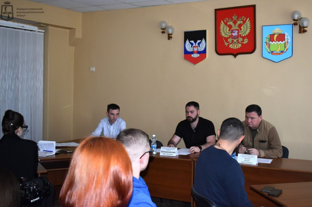 Глава Амвросиевского округа Игорь Лызов встретился с представителями Министерства молодёжной политики ДНР Глава Амвросиевского округа Игорь Лызов встретился с представителями Министерства молодёжной политики ДНР