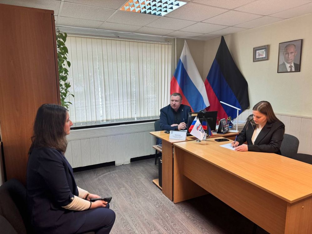 Приём граждан в Общественной приёмной партии "Единая Россия" города Снежное Приём граждан в Общественной приёмной партии "Единая Россия" города Снежное