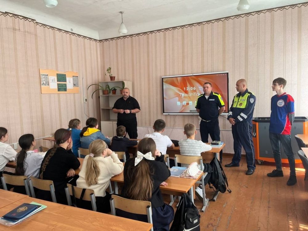 В школе Снежного прошел урок по безопасности дорожного движения В школе Снежного прошел урок по безопасности дорожного движения