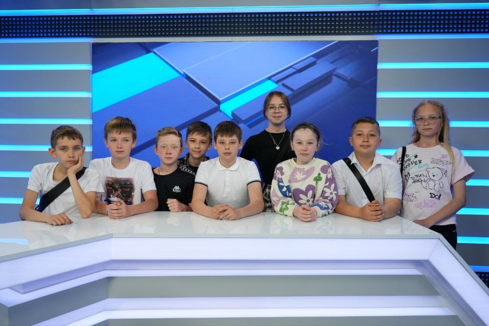 Телеканал «Миллет» и радио «Ватан седасы» посетили ученики симферопольской школы-гимназии №10 имени Э.К. Покровского — призёры творческого конкура «Мы — наследники Победы!» Телеканал «Миллет» и радио «Ватан седасы» посетили ученики симферопольской школы-гимназии №10 имени Э.К. Покровского — призёры творческого конкура «Мы — наследники Победы!»