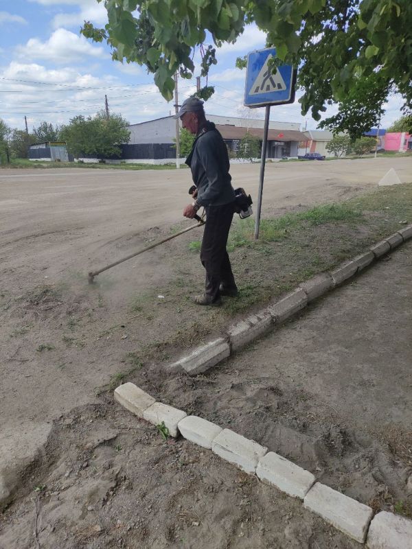 16.05.2025г. в рамках проведения двухмесячника по благоустройству территорий, в пгт.Луганское выполнены работы по покосу травы, уборке клумб и прилегающих территорий 16.05.2025г. в рамках проведения двухмесячника по благоустройству территорий, в пгт.Луганское выполнены работы по покосу травы, уборке клумб и прилегающих территорий