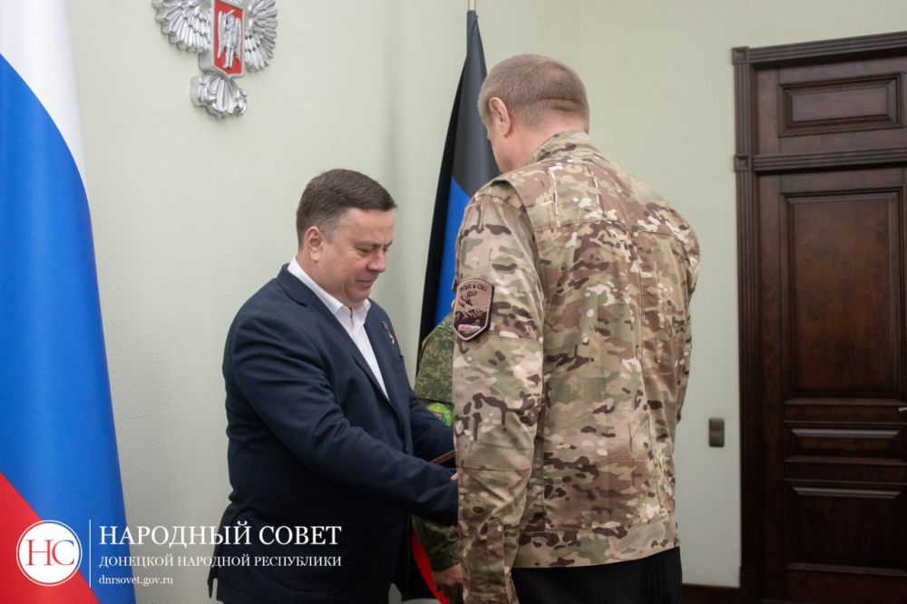 Константин Кузьмин: Вручил почетные благодарности Председателя Народного Совета ДНР ветеранам войны в Демократической Республике Афганистан за многолетний труд в сфере патриотического воспитания молодежи Константин Кузьмин: Вручил почетные благодарности Председателя Народного Совета ДНР ветеранам войны в Демократической Республике Афганистан за многолетний труд в сфере патриотического воспитания молодежи