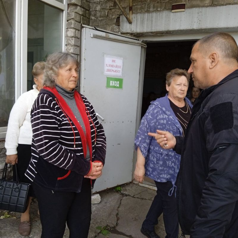 Сегодня, заместитель главы городского округа Дебальцево Валерий Бессараб провёл встречу с жителями посёлка Новолуганское Сегодня, заместитель главы городского округа Дебальцево Валерий Бессараб провёл встречу с жителями посёлка Новолуганское