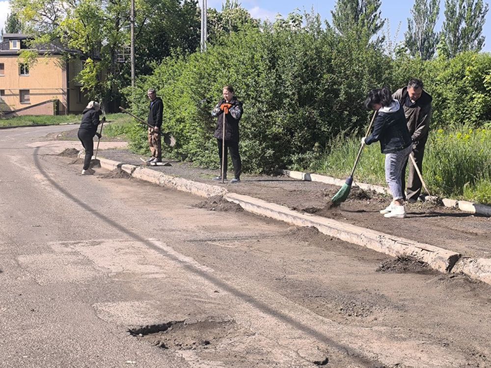 Сегодня,16 мая в посёлке Новолуганское состоялся субботник, в рамках проведения двухмесячника по благоустройству территорий городского округа Дебальцево Сегодня,16 мая в посёлке Новолуганское состоялся субботник, в рамках проведения двухмесячника по благоустройству территорий городского округа Дебальцево