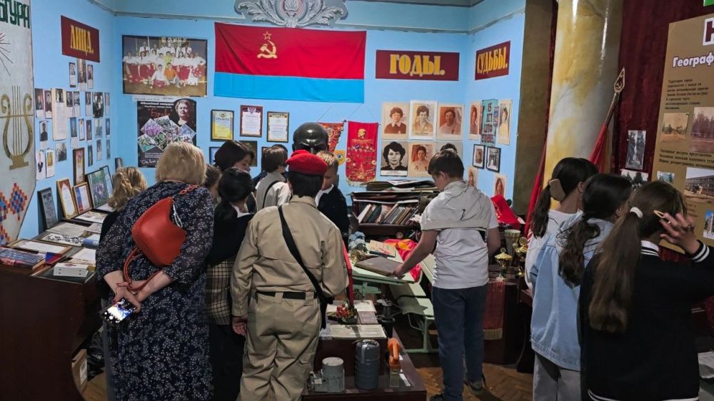 Воспитанники Центра юнармейской подготовки "Шахтерский Дом Юнармии", ГБОУ "ОШ 11 Шахтерского м.о.", под руководством советника директора по воспитанию Пановой Лианы и представителя Шахтерского штаба РО ВВПОД "ЮНАРМИЯ" ДНР... Воспитанники Центра юнармейской подготовки "Шахтерский Дом Юнармии", ГБОУ "ОШ 11 Шахтерского м.о.", под руководством советника директора по воспитанию Пановой Лианы и представителя Шахтерского штаба РО ВВПОД "ЮНАРМИЯ" ДНР...