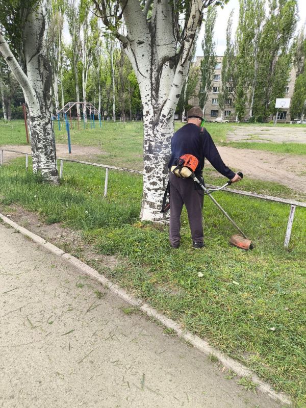Сегодня, 16.05.2025, рамках проведения двухмесячника по благоустройству территорий, работники учреждений и предприятий города Светлодарск выполнили работы по покосу карантинных трав, уборке клумб и прилегающих территорий Сегодня, 16.05.2025, рамках проведения двухмесячника по благоустройству территорий, работники учреждений и предприятий города Светлодарск выполнили работы по покосу карантинных трав, уборке клумб и прилегающих территорий
