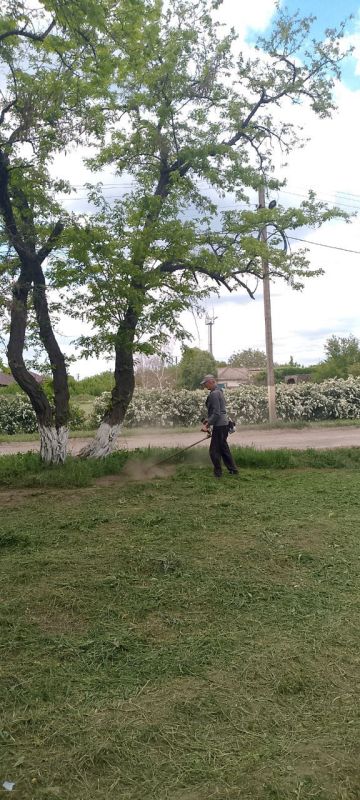 16.05.2025г. в рамках проведения двухмесячника по благоустройству территорий, в пгт.Луганское выполнены работы по покосу травы, уборке клумб и прилегающих территорий 16.05.2025г. в рамках проведения двухмесячника по благоустройству территорий, в пгт.Луганское выполнены работы по покосу травы, уборке клумб и прилегающих территорий