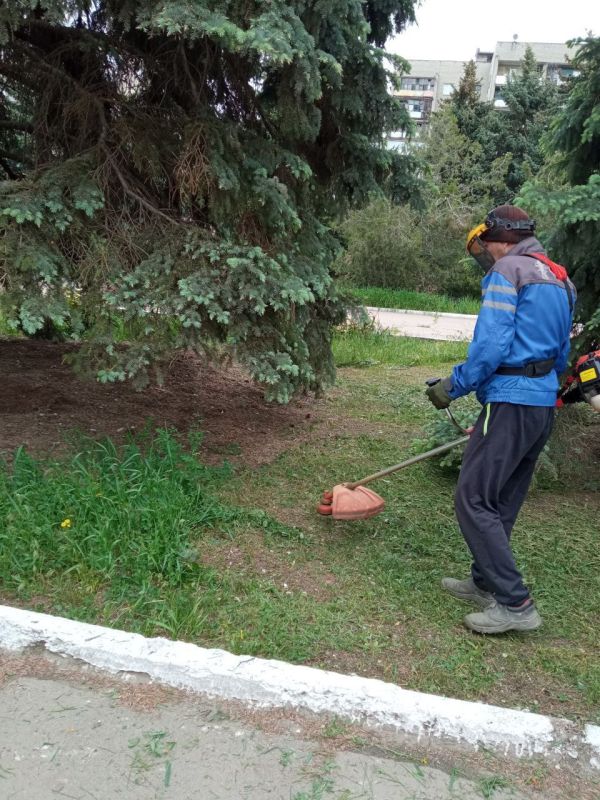 Сегодня, 16.05.2025, рамках проведения двухмесячника по благоустройству территорий, работники учреждений и предприятий города Светлодарск выполнили работы по покосу карантинных трав, уборке клумб и прилегающих территорий Сегодня, 16.05.2025, рамках проведения двухмесячника по благоустройству территорий, работники учреждений и предприятий города Светлодарск выполнили работы по покосу карантинных трав, уборке клумб и прилегающих территорий