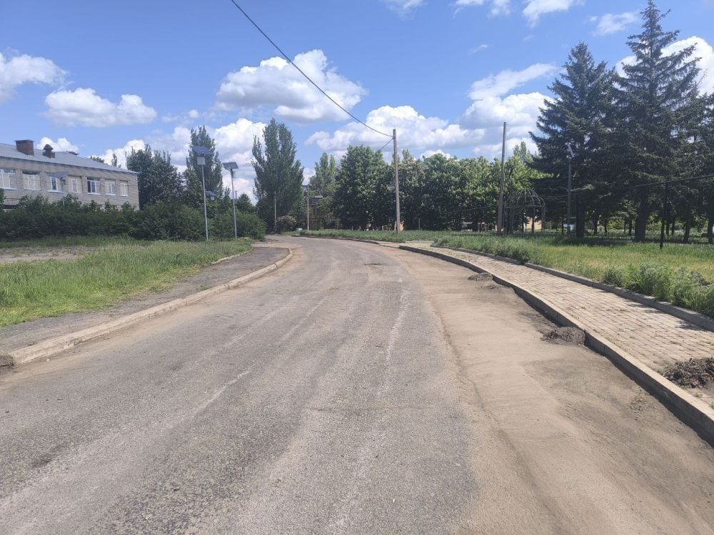 Сегодня,16 мая в посёлке Новолуганское состоялся субботник, в рамках проведения двухмесячника по благоустройству территорий городского округа Дебальцево Сегодня,16 мая в посёлке Новолуганское состоялся субботник, в рамках проведения двухмесячника по благоустройству территорий городского округа Дебальцево