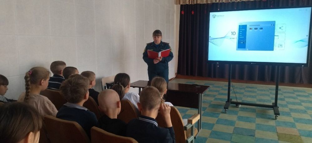 Сотрудник МЧС рассказал юным снежнянцам о правилах безопасности Сотрудник МЧС рассказал юным снежнянцам о правилах безопасности