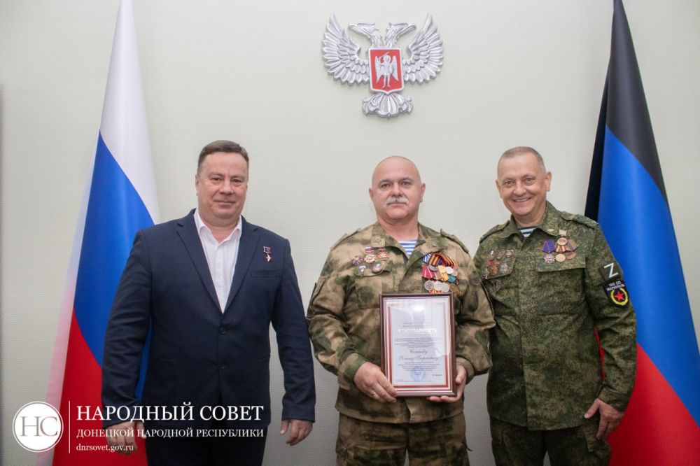 Константин Кузьмин: Вручил почетные благодарности Председателя Народного Совета ДНР ветеранам войны в Демократической Республике Афганистан за многолетний труд в сфере патриотического воспитания молодежи Константин Кузьмин: Вручил почетные благодарности Председателя Народного Совета ДНР ветеранам войны в Демократической Республике Афганистан за многолетний труд в сфере патриотического воспитания молодежи