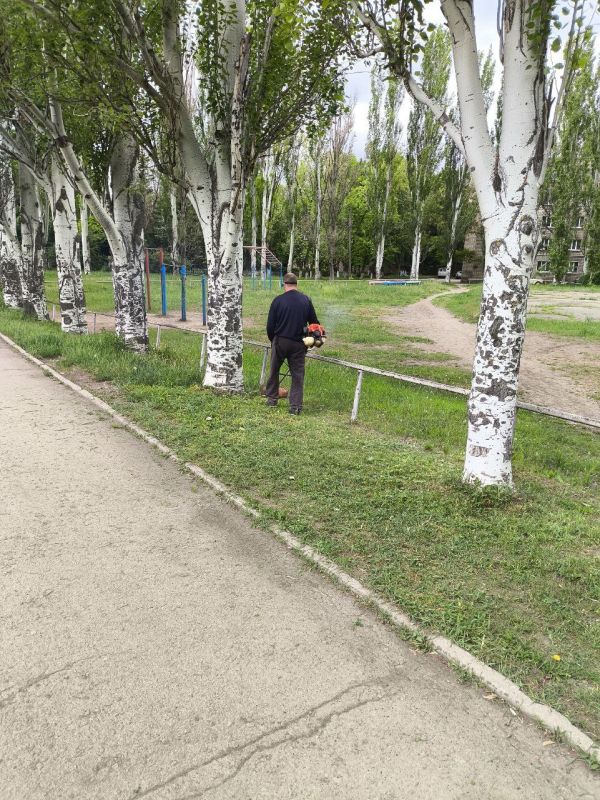 Сегодня, 16.05.2025, рамках проведения двухмесячника по благоустройству территорий, работники учреждений и предприятий города Светлодарск выполнили работы по покосу карантинных трав, уборке клумб и прилегающих территорий Сегодня, 16.05.2025, рамках проведения двухмесячника по благоустройству территорий, работники учреждений и предприятий города Светлодарск выполнили работы по покосу карантинных трав, уборке клумб и прилегающих территорий