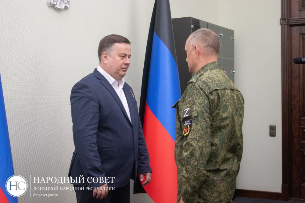 Константин Кузьмин: Вручил почетные благодарности Председателя Народного Совета ДНР ветеранам войны в Демократической Республике Афганистан за многолетний труд в сфере патриотического воспитания молодежи Константин Кузьмин: Вручил почетные благодарности Председателя Народного Совета ДНР ветеранам войны в Демократической Республике Афганистан за многолетний труд в сфере патриотического воспитания молодежи