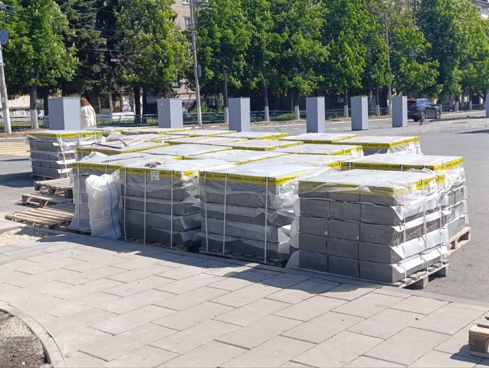 Сергей Ермаков: В Снежном продолжается благоустройство площади им. Ленина Сергей Ермаков: В Снежном продолжается благоустройство площади им. Ленина