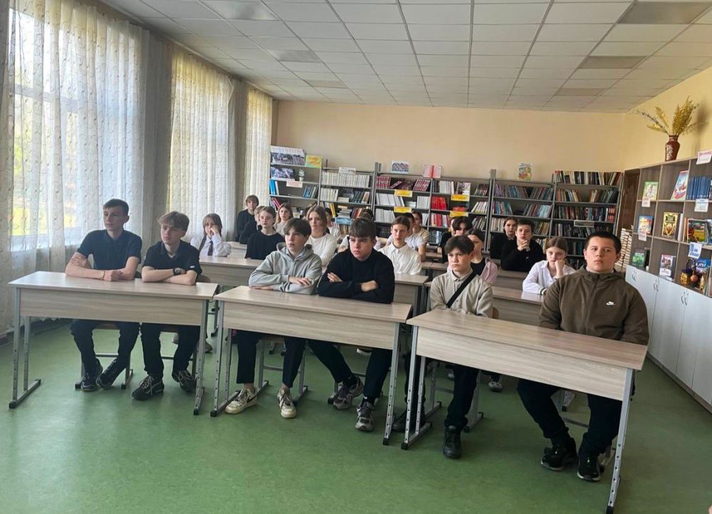 Школьники Снежного просмотрели фильм «Живые и мертвые», посвященный событиям 1941-го года Школьники Снежного просмотрели фильм «Живые и мертвые», посвященный событиям 1941-го года
