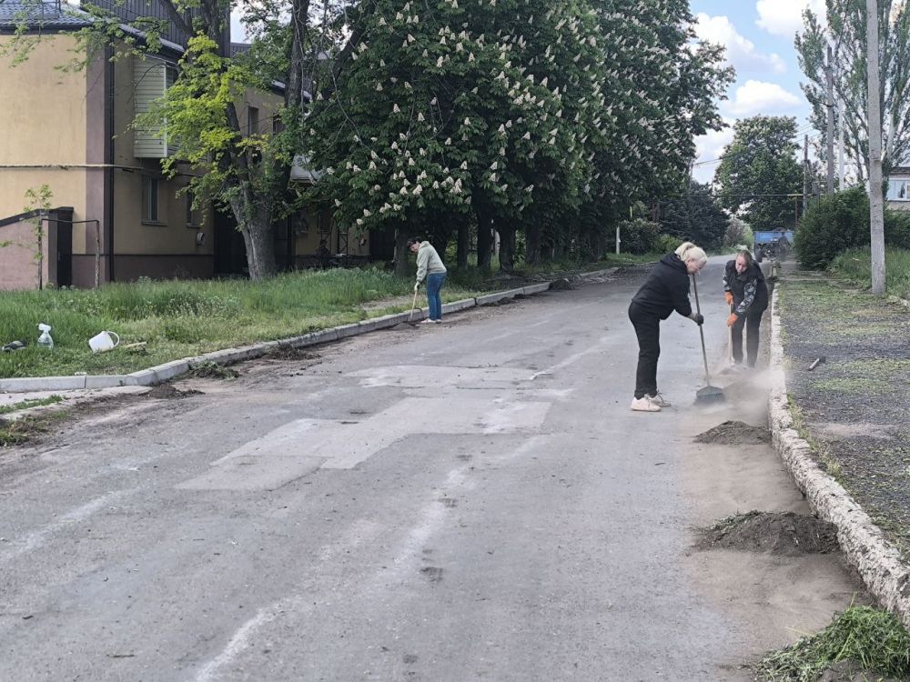 Сегодня,16 мая в посёлке Новолуганское состоялся субботник, в рамках проведения двухмесячника по благоустройству территорий городского округа Дебальцево Сегодня,16 мая в посёлке Новолуганское состоялся субботник, в рамках проведения двухмесячника по благоустройству территорий городского округа Дебальцево