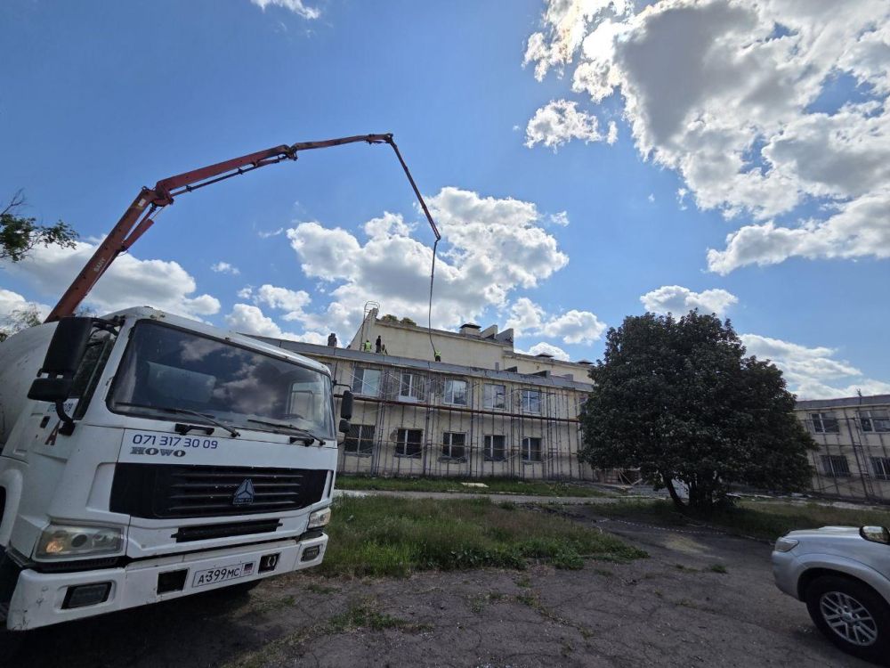 Магаданские строители приступили к заливке стяжки кровли здания Центра культуры и досуга в Ждановке Магаданские строители приступили к заливке стяжки кровли здания Центра культуры и досуга в Ждановке