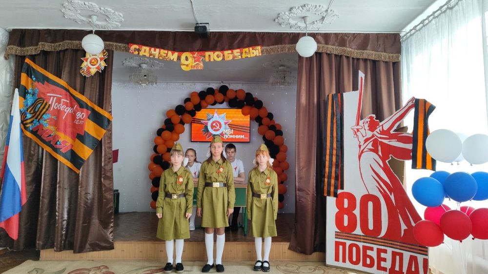 В Снежнянской школе-интернат № 42 состоялось открытие «Парты Героя» В Снежнянской школе-интернат № 42 состоялось открытие «Парты Героя»
