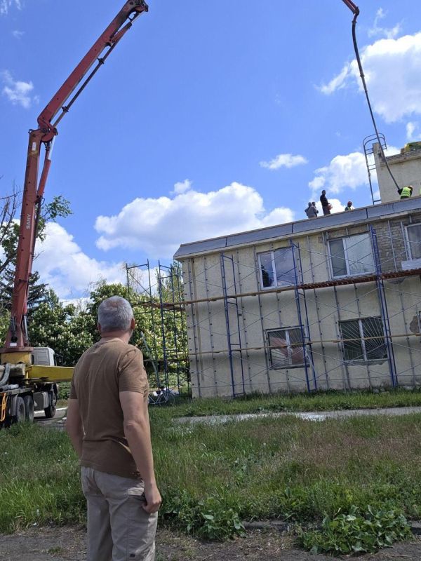 Магаданские строители приступили к заливке стяжки кровли здания Центра культуры и досуга в Ждановке Магаданские строители приступили к заливке стяжки кровли здания Центра культуры и досуга в Ждановке