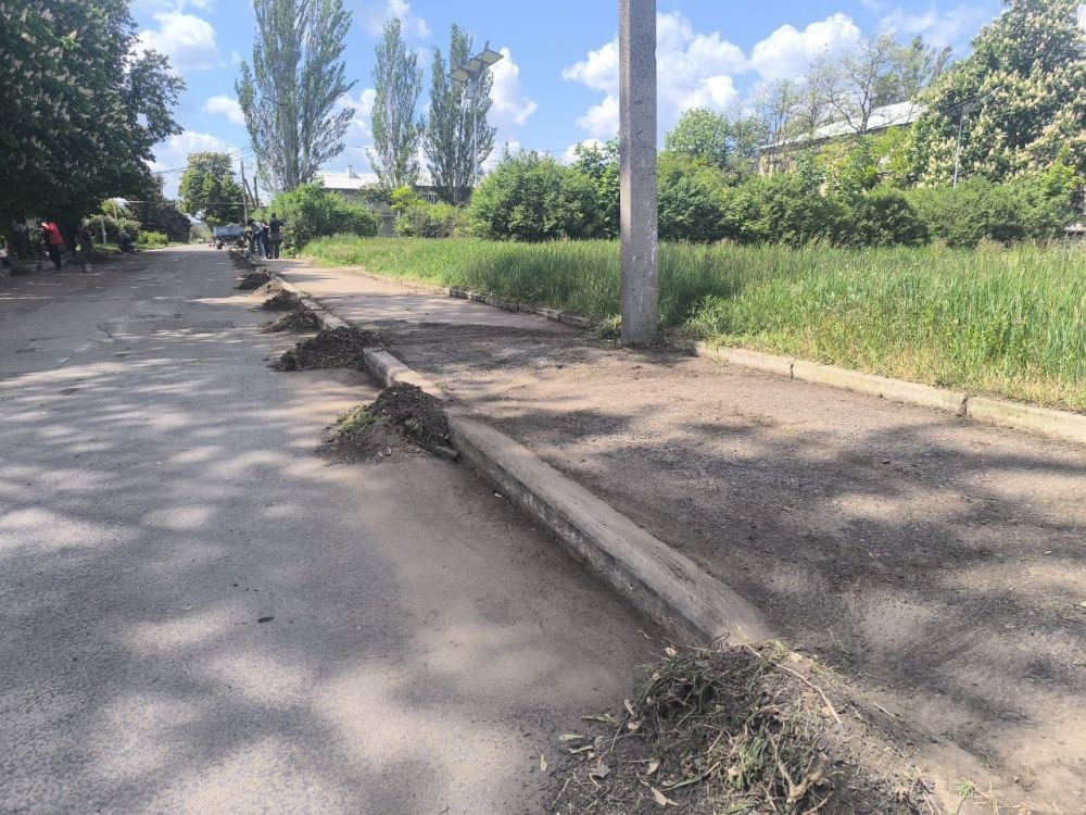 Сегодня,16 мая в посёлке Новолуганское состоялся субботник, в рамках проведения двухмесячника по благоустройству территорий городского округа Дебальцево Сегодня,16 мая в посёлке Новолуганское состоялся субботник, в рамках проведения двухмесячника по благоустройству территорий городского округа Дебальцево