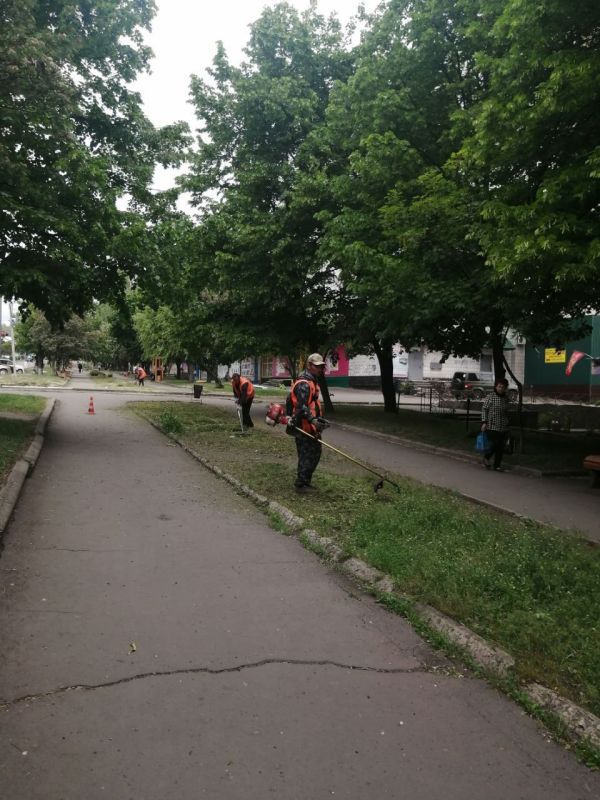Коммунальщики Снежного продолжают благоустраивать территории общего пользования Коммунальщики Снежного продолжают благоустраивать территории общего пользования