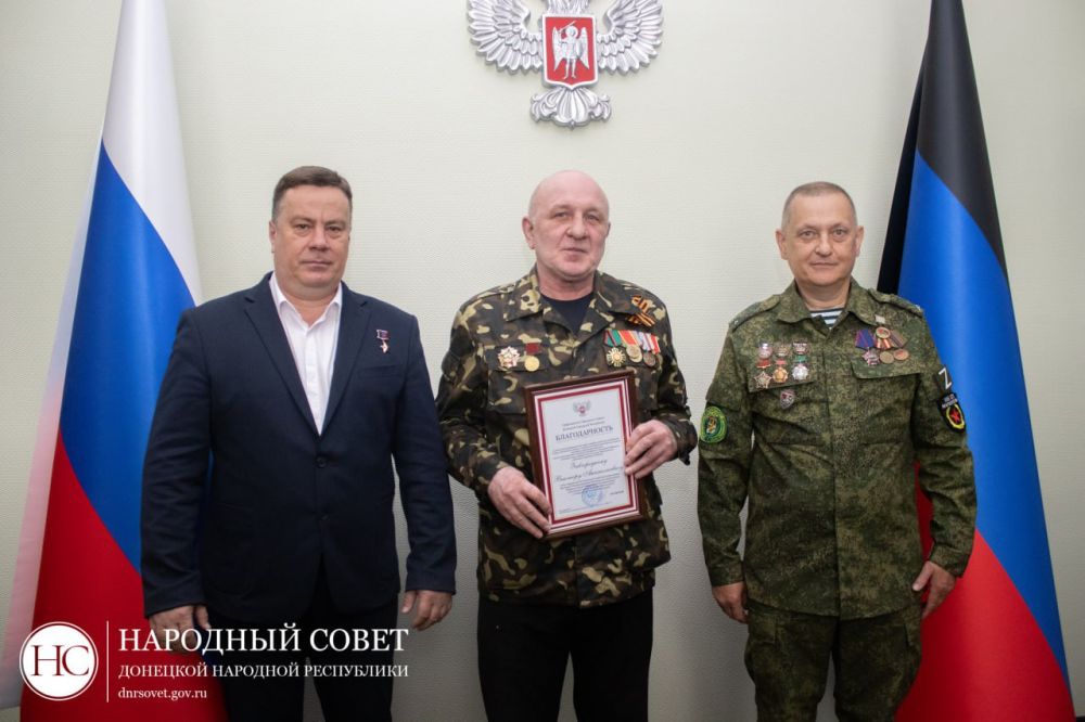 Константин Кузьмин: Вручил почетные благодарности Председателя Народного Совета ДНР ветеранам войны в Демократической Республике Афганистан за многолетний труд в сфере патриотического воспитания молодежи Константин Кузьмин: Вручил почетные благодарности Председателя Народного Совета ДНР ветеранам войны в Демократической Республике Афганистан за многолетний труд в сфере патриотического воспитания молодежи