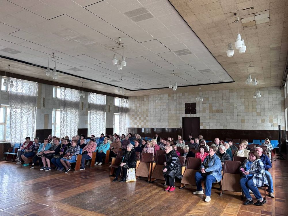 Денис Зубов: Встреча с населением. 16 мая в городском округе Иловайск состоялась встреча с населением представителей Единого регионального фонда по управлению многоквартирными домами, на встрече также присутствовали... Денис Зубов: Встреча с населением. 16 мая в городском округе Иловайск состоялась встреча с населением представителей Единого регионального фонда по управлению многоквартирными домами, на встрече также присутствовали...