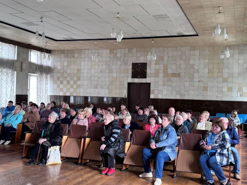 Денис Зубов: Встреча с населением. 16 мая в городском округе Иловайск состоялась встреча с населением представителей Единого регионального фонда по управлению многоквартирными домами, на встрече также присутствовали... Денис Зубов: Встреча с населением. 16 мая в городском округе Иловайск состоялась встреча с населением представителей Единого регионального фонда по управлению многоквартирными домами, на встрече также присутствовали...