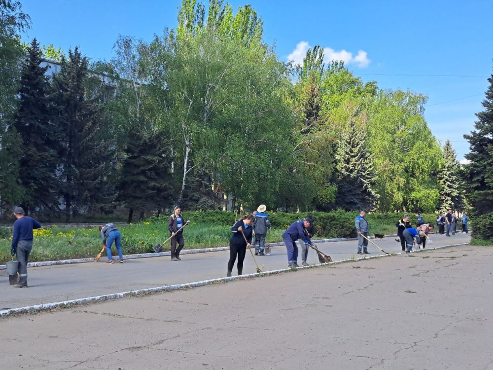 Сегодня, 16.05.2025, рамках проведения двухмесячника по благоустройству территорий, работники учреждений и предприятий города Светлодарск выполнили работы по покосу карантинных трав, уборке клумб и прилегающих территорий Сегодня, 16.05.2025, рамках проведения двухмесячника по благоустройству территорий, работники учреждений и предприятий города Светлодарск выполнили работы по покосу карантинных трав, уборке клумб и прилегающих территорий
