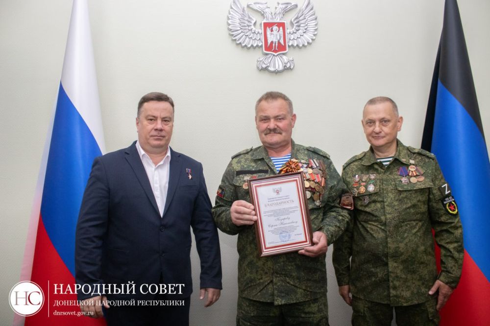 Константин Кузьмин: Вручил почетные благодарности Председателя Народного Совета ДНР ветеранам войны в Демократической Республике Афганистан за многолетний труд в сфере патриотического воспитания молодежи Константин Кузьмин: Вручил почетные благодарности Председателя Народного Совета ДНР ветеранам войны в Демократической Республике Афганистан за многолетний труд в сфере патриотического воспитания молодежи