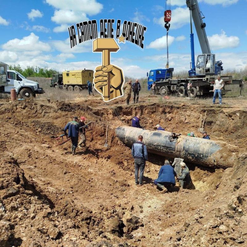 Продолжаются работы по ремонту трубопровода, чтобы стабилизировать подачу воды из-за недавней аварии Продолжаются работы по ремонту трубопровода, чтобы стабилизировать подачу воды из-за недавней аварии
