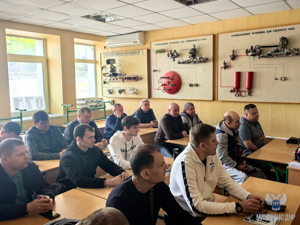 Желающих получить профессию водителя пассажирского автобуса становится больше – к обучению в РУТТЦ приступила новая группа водителей Желающих получить профессию водителя пассажирского автобуса становится больше – к обучению в РУТТЦ приступила новая группа водителей