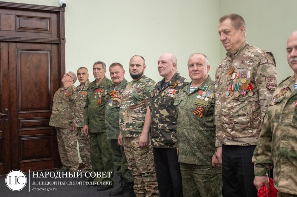 Константин Кузьмин: Вручил почетные благодарности Председателя Народного Совета ДНР ветеранам войны в Демократической Республике Афганистан за многолетний труд в сфере патриотического воспитания молодежи Константин Кузьмин: Вручил почетные благодарности Председателя Народного Совета ДНР ветеранам войны в Демократической Республике Афганистан за многолетний труд в сфере патриотического воспитания молодежи