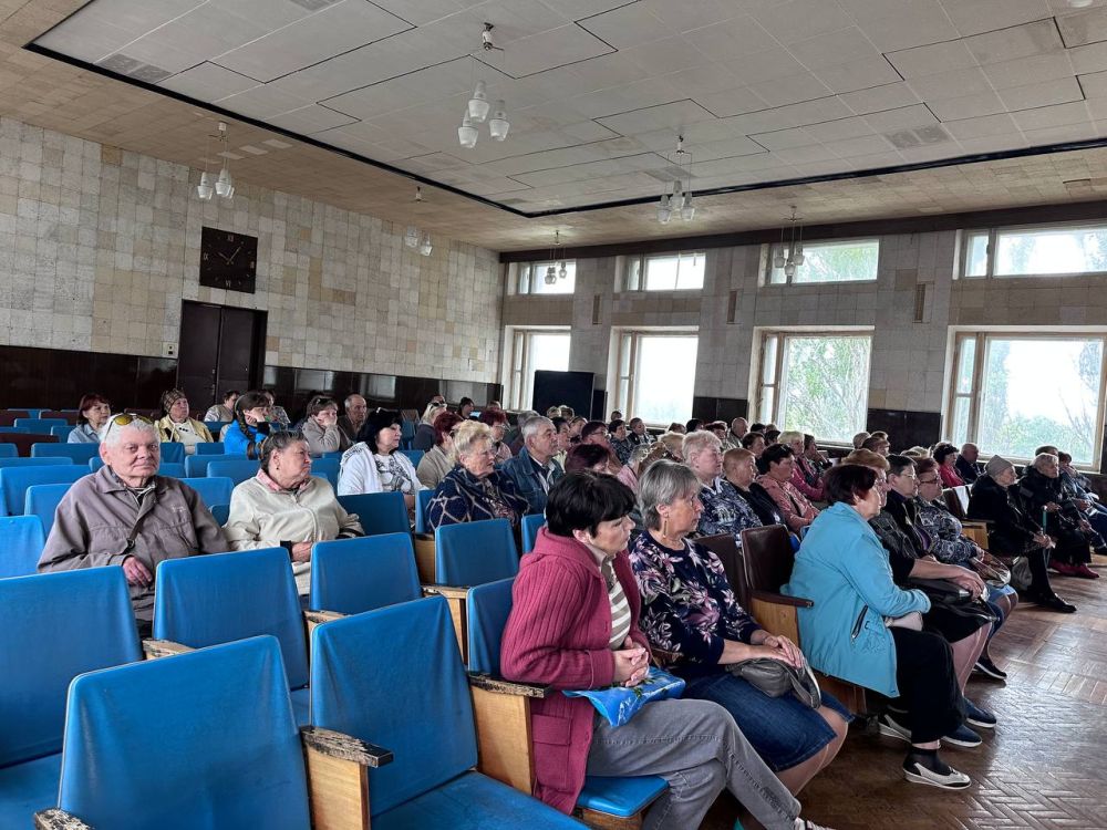 Денис Зубов: Встреча с населением. 16 мая в городском округе Иловайск состоялась встреча с населением представителей Единого регионального фонда по управлению многоквартирными домами, на встрече также присутствовали... Денис Зубов: Встреча с населением. 16 мая в городском округе Иловайск состоялась встреча с населением представителей Единого регионального фонда по управлению многоквартирными домами, на встрече также присутствовали...