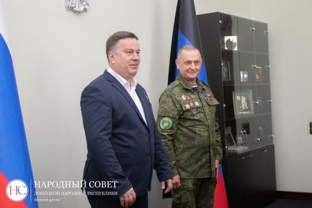 Константин Кузьмин: Вручил почетные благодарности Председателя Народного Совета ДНР ветеранам войны в Демократической Республике Афганистан за многолетний труд в сфере патриотического воспитания молодежи Константин Кузьмин: Вручил почетные благодарности Председателя Народного Совета ДНР ветеранам войны в Демократической Республике Афганистан за многолетний труд в сфере патриотического воспитания молодежи