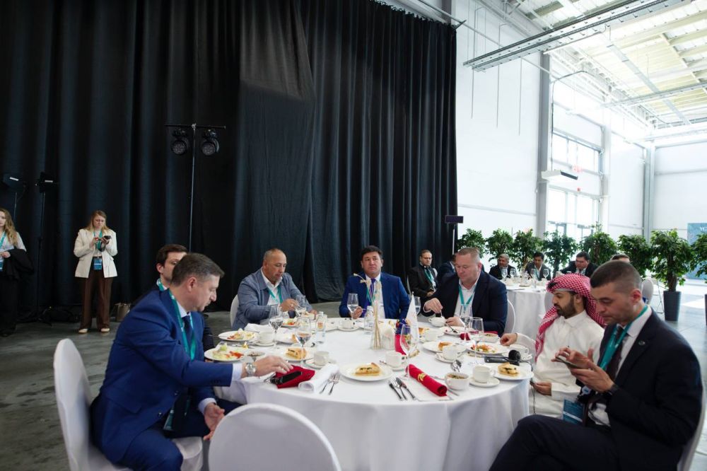 На форуме «Kazan forum: Россия-Исламский мир» состоялся деловой завтрак с Главой Минстроя России Иреком Файзуллиным На форуме «Kazan forum: Россия-Исламский мир» состоялся деловой завтрак с Главой Минстроя России Иреком Файзуллиным