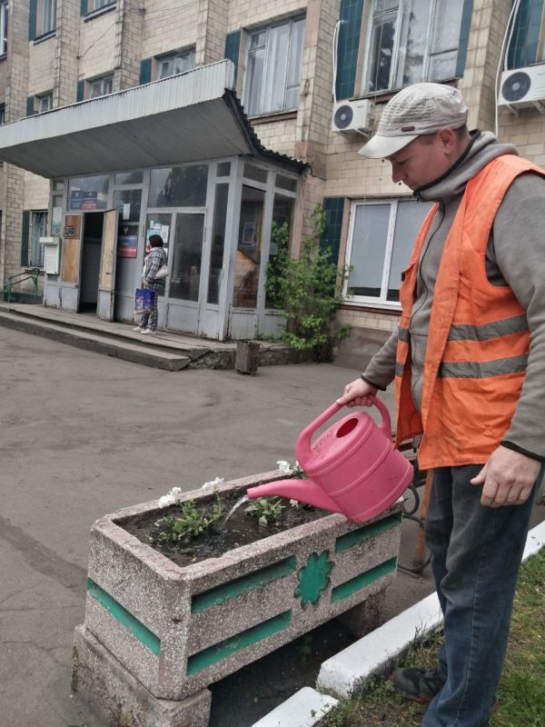 Коммунальщики Снежного продолжают благоустраивать территории общего пользования Коммунальщики Снежного продолжают благоустраивать территории общего пользования