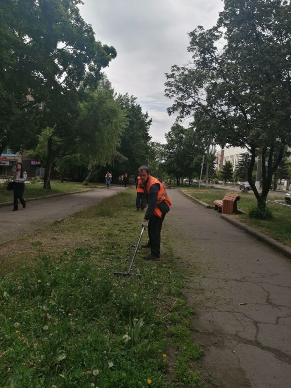 Коммунальщики Снежного продолжают благоустраивать территории общего пользования Коммунальщики Снежного продолжают благоустраивать территории общего пользования
