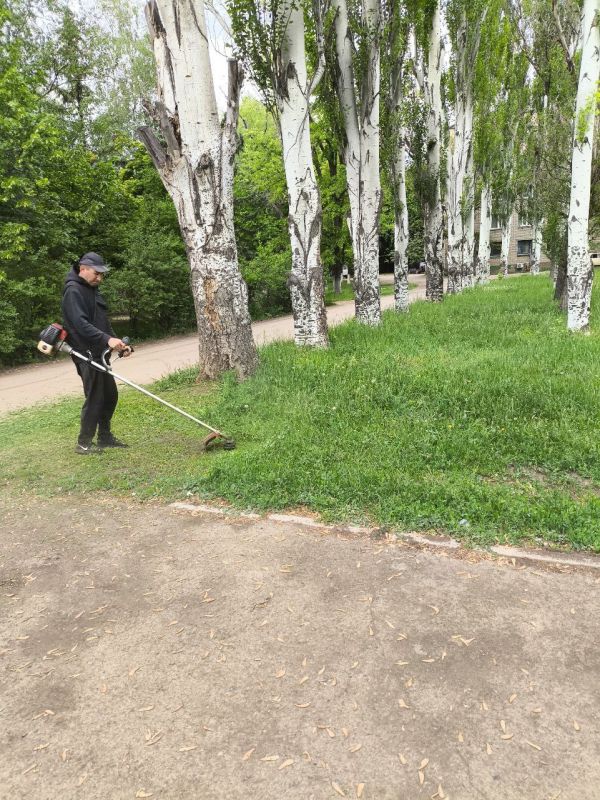 Сегодня, 16.05.2025, рамках проведения двухмесячника по благоустройству территорий, работники учреждений и предприятий города Светлодарск выполнили работы по покосу карантинных трав, уборке клумб и прилегающих территорий Сегодня, 16.05.2025, рамках проведения двухмесячника по благоустройству территорий, работники учреждений и предприятий города Светлодарск выполнили работы по покосу карантинных трав, уборке клумб и прилегающих территорий