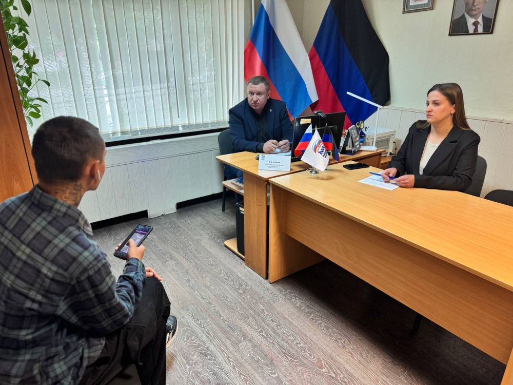 Приём граждан в Общественной приёмной партии "Единая Россия" города Снежное Приём граждан в Общественной приёмной партии "Единая Россия" города Снежное
