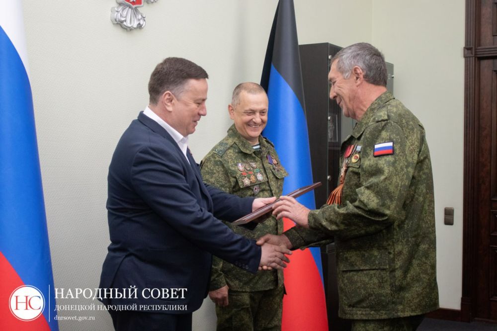 Константин Кузьмин: Вручил почетные благодарности Председателя Народного Совета ДНР ветеранам войны в Демократической Республике Афганистан за многолетний труд в сфере патриотического воспитания молодежи Константин Кузьмин: Вручил почетные благодарности Председателя Народного Совета ДНР ветеранам войны в Демократической Республике Афганистан за многолетний труд в сфере патриотического воспитания молодежи