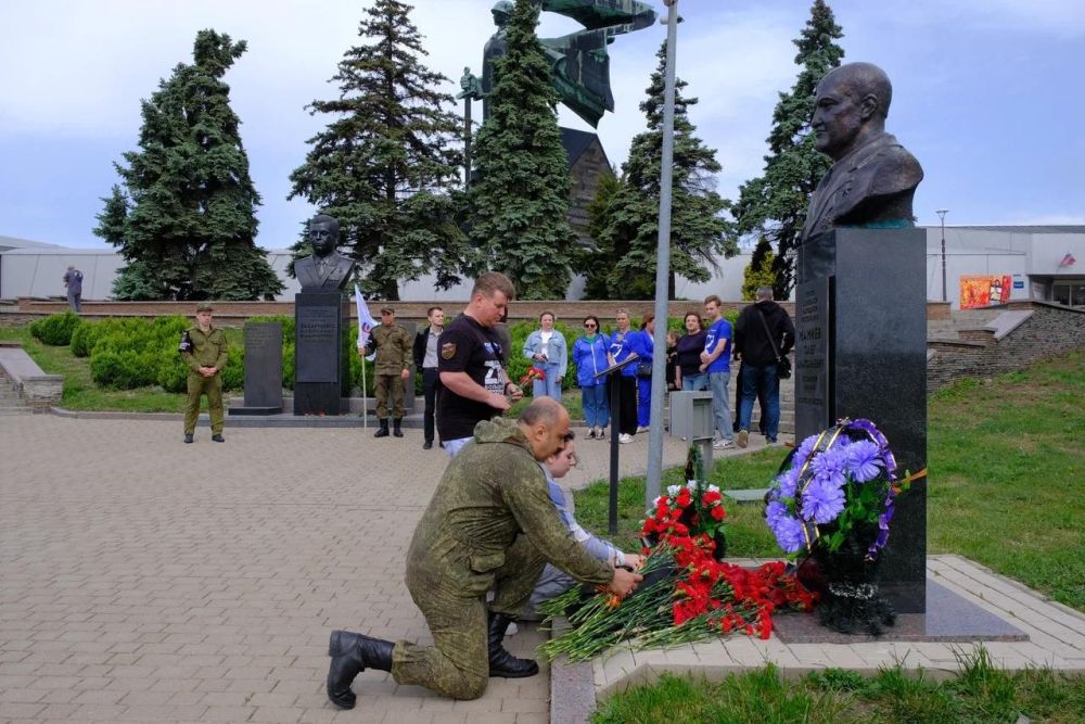 Сегодня вспоминаем Олега Мамиева, Героя ДНР, известного как «Мамай» Сегодня вспоминаем Олега Мамиева, Героя ДНР, известного как «Мамай»