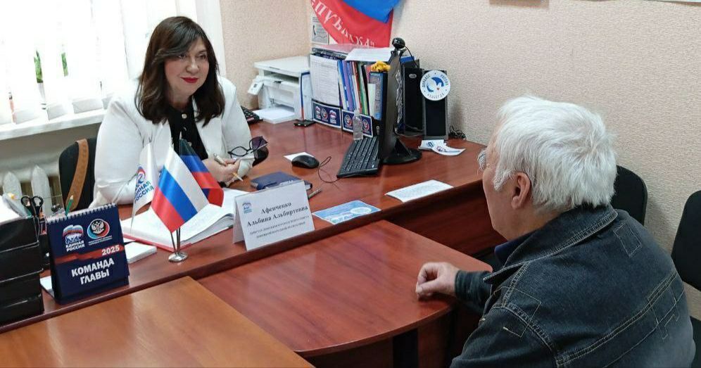 ПРИЁМ ГРАЖДАН. Не смотря на плотный праздничный календарь депутаты Донецкого городского совета Сергей Скиданов, Михаил Рыбаков, Виталий Воловик, Александр Иванченко, Эдуард Либерман, Альбина Афенченко, Василий Гребенюк... ПРИЁМ ГРАЖДАН. Не смотря на плотный праздничный календарь депутаты Донецкого городского совета Сергей Скиданов, Михаил Рыбаков, Виталий Воловик, Александр Иванченко, Эдуард Либерман, Альбина Афенченко, Василий Гребенюк...