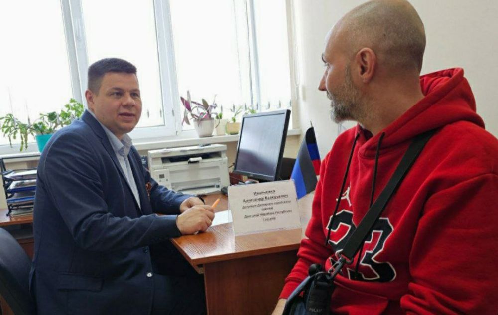 ПРИЁМ ГРАЖДАН. Не смотря на плотный праздничный календарь депутаты Донецкого городского совета Сергей Скиданов, Михаил Рыбаков, Виталий Воловик, Александр Иванченко, Эдуард Либерман, Альбина Афенченко, Василий Гребенюк... ПРИЁМ ГРАЖДАН. Не смотря на плотный праздничный календарь депутаты Донецкого городского совета Сергей Скиданов, Михаил Рыбаков, Виталий Воловик, Александр Иванченко, Эдуард Либерман, Альбина Афенченко, Василий Гребенюк...