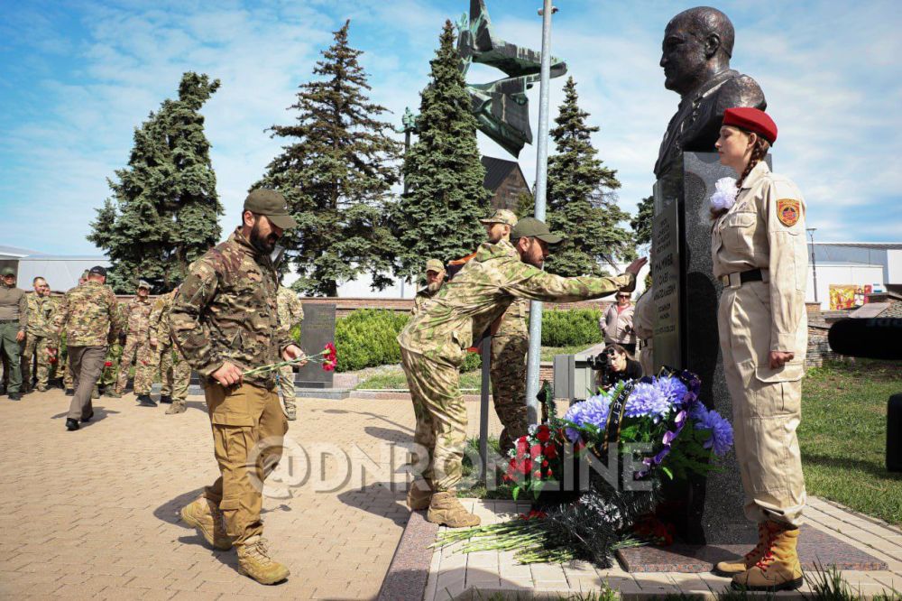 В Донецке почтили память легендарного командира Олега Мамиева В Донецке почтили память легендарного командира Олега Мамиева