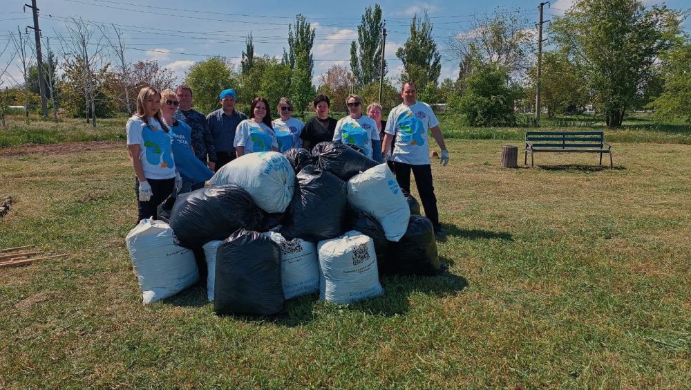 Субботник в сквере памяти погибшим Мариуполя Субботник в сквере памяти погибшим Мариуполя